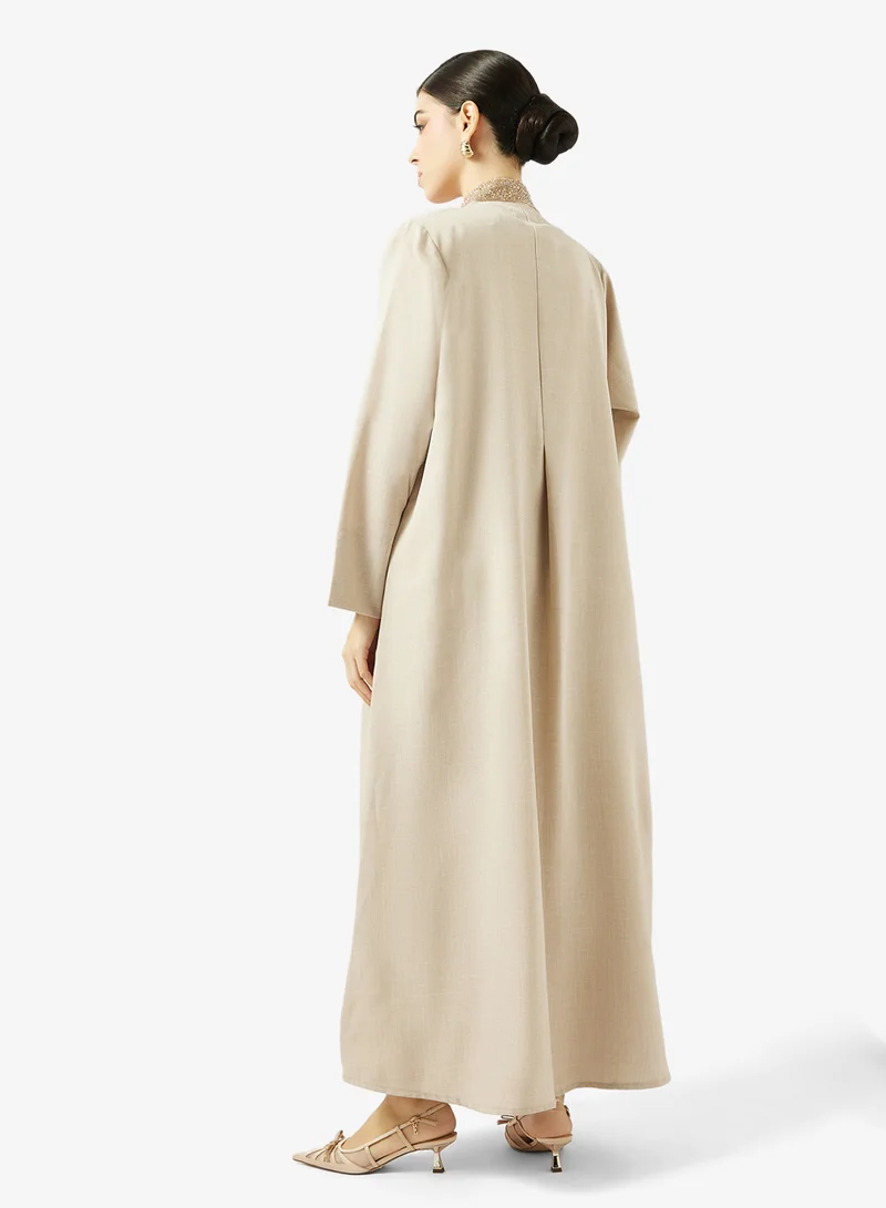 هيا كلوزيت عباية مفتوحة من الأمام بتطريز زهور وتزيينات برقبة عالية